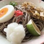 吉野鶏めし保存会 - おろしそば
      下にそばつゆが溜まってます