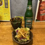 SPICY CURRY 魯珈 - 台湾ビールとプチサラダ。プチサラダはビールのアテにはマストです