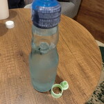 友桝飲料 - ビー玉落しが付いてます