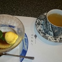 海のビストロ おかむら - ランチのデザート、サフランのジェラートとプリン
                ドリンクはホットジンジャー
