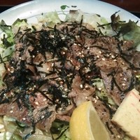 割烹 田一 - 焼しゃぶランチ。
                レタス、茹でもやし、カイワレ等の野菜の上に軽く焼いた牛肉が乗っています。
                ポン酢味に、更にレモンを搾ってサッパリと。
                