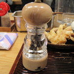 うどん 丸香 - 肉うどん用のペッパーミル