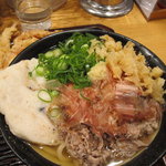 うどん 丸香 - 肉うどん+丸天（きのこ）+天かす