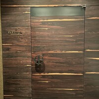 SHARI東銀座 - 11:30迄は扉始まってました!廊下の椅子で待ちました。 SHARI東銀座 - 11:30迄は扉始まってました!廊下の椅子で待ちました。