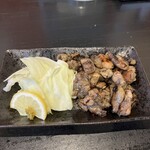 炭火焼鳥吉平 - モモの炭火焼き