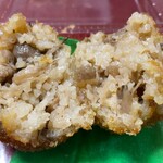 吉野鶏めし保存会 - 鶏めしコロッケを割ってみると、まさかの鶏めし100%…揚げることによって鶏めしの良さが死んでるw
      さすがになにか変化が欲しいところ|･ω･｀)