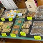 吉野鶏めし保存会 - レジ横では鶏めしをはじめとするお惣菜系を直売しています！安い！！