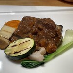 アドゥエパッシ - ◯牛タンのシチュー煮込み風　焼き野菜と共に