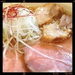 麺や 真登 - いつもお店の前に行列ができる真澄のラーメン。
      久しぶりに食べに来たら、今日は雑誌の取材で、カメラマンが写真を撮っていました。