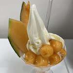 あすなろファーミング - 比布メロンと放牧ミルクソフトパフェ