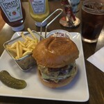 シェイクツリー バーガー＆バー - バーガーにはポテトとピクルスついてます