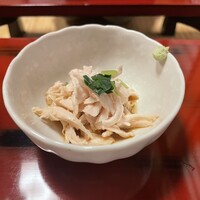 ぼたん - 付け出しの、鶏胸にくの湯引き、お好みでわさびを溶いて