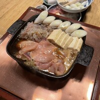 ぼたん - 最初は、仲居さんが鉄鍋に鶏肉を投入してくれます。