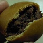 栄屋製菓 - 外皮が薄いですが、餡はぎっちり