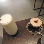 珈琲屋 黒子 - バナナオレのフワフワな気泡、バナナの甘い香り