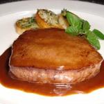 リトルスイス - ５）牛フィレ肉のステーキ　マデラワインソース。脂肪が少なく上品な味わい