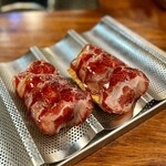 La Viña del Ensanche - 料理写真:どーーん！ホセリニーエス。
とろけるチーズとフォワグラをカリカリのパンに乗せて、イベリコのコッパ（首肉）を楽しむ一品。
こんな最高の料理、ある？(^^)
美味しさの重ね塗りですが、意外とくどくない♪