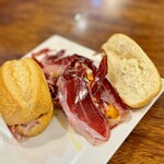 La Viña del Ensanche - まずは、名物のハモンイベリコを。
            コクのあるイベリコですが、パンとサンドして食べると、もうバランス最高ーーー！