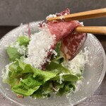 肉料理やま - “牛肉の生ハム”。が出て来ました。ハイハイ、ん？牛肉の生ハム？コレまた珍しく新しい味わいです。鰹節みたいなチーズと共に。新鮮で斬新な一皿です。