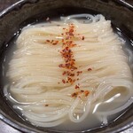 肉料理やま - 同じく締めの“冷麺”。どちらかと言うと麺は“韓国風”。スープが柑橘系で爽やか…。コレまた見かけ大人しいですが味わいはしっかり、麺シコシコでちょっと味わった事無い美味さです。