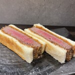 肉料理やま - “シャトーブリアンのカツサンドウィッチ”。最早贅沢さも極まれり。しかし…、敢えてカツってどうなんだろうか？“ステーキサンドウィッチ”とかで充分では無かろうか？理屈抜きに抜群に美味いでOK！