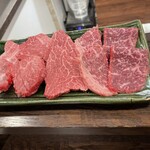 肉料理やま - “５種類の部位の焼肉”。厳選に厳選を重ねられたんでしょう！綺麗な色味。間違い無いと思います。