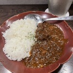 肉料理やま - 締めの“カレーライス”。あんまり辛く無く有難く自身向きでした。しかし、超コクがあって具の牛肉がトロトロ！平凡に見えて全く非凡な味わいの一皿です。