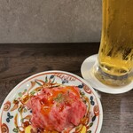 肉料理やま - 立ち上がりの“ユッケ”。一口含み、「ナニこれ？」今までに食した事ないユッケです。誤解恐れずに、バターの口溶け感にそっくり。驚きの味わい、初めての食感のユッケです！