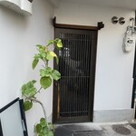 肉料理やま - 本日は18:00スタート。10分前に到着。店はこんな感じです。開いてません。考えたら、予約済みなので早い目に並ばなくても断われる筈はないのに…。新幹線指定席乗込口で長蛇に並ぶ乗客みたい…。