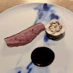 apothéose - ◉京都弥栄 七谷鴨
      七谷鴨のロースト/玉ねぎキャラメリゼピューレ/熟成とうやのガレット