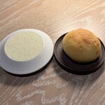 apothéose - 左: 当帰葉バター　　右: かぼちゃを練り込んだパン