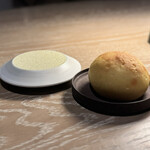 apothéose - 左: 当帰葉バター　　右: かぼちゃを練り込んだパン