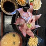 お家ダイニング 酒楽 - 日替わりランチのブリ丼（切り身がデカい(*´∀`)♪）