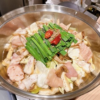 射手矢農園の野菜使用。旨味溢れるモツ鍋と一品料理が自慢