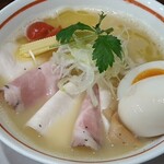 らーめん 親希 - ■鶏白湯らーめん（味玉チャーシュー載せ）