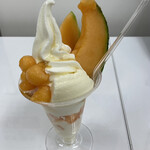 あすなろファーミング - 比布メロンと放牧ミルクソフトパフェ