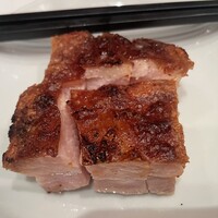 香港 - 追加　皮付き豚バラ肉のパリパリ焼き
