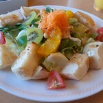 ジョイフル恒久店 - 料理写真:蒸し鶏とフルーツのブレッドサラダモーニング