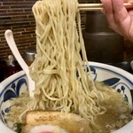 安部製麺所 - ツルツルの中太ちぢれ麺をリフトUP⤴️