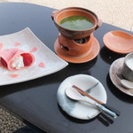 Sekitei - 抹茶チョコレートフォンデュと苺の桜クレープ包みを添えて