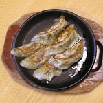 居酒屋 ぶらぶらある記 - 鉄板焼き餃子です。パリパリと食べごたえ有り！