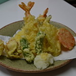 居酒屋 ぶらぶらある記 - 天ぷら盛り合わせです。エビ、キス、タコが２個づつと、野菜です！