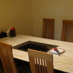 焼肉キッチン 一龍 - テーブル席は4席。すべてが6人がけです。