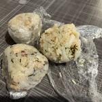 みつき - 翌朝、ホテルでこれを発見。ラップを開ける前から出汁のいい香りが。お土産持たせてくれたことを覚えてなかった！いや、微かに思い出した。そしてこのおにぎり…素晴らしく美味しかった。
