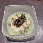 イル アオヤマ - ブロードで炊いた冬瓜のすり流しに黒鮑の炭火焼のキャビア