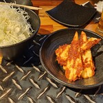 炭火焼ホルモン ぐう 五反田 - キャベツてんこ盛り＆浅漬けキムチ