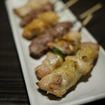 個室焼き鳥 あか峯 - 串焼きも盛り合わせ