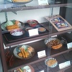 とんかつなかむら - 入ってすぐのショーケース