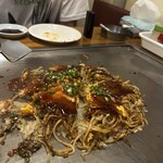 鉄板居酒屋 昇 - 広島風。店員さんが切ってくれました。