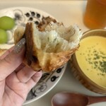 スーリープー - ローズマリー見えます（ハーブバターロール）